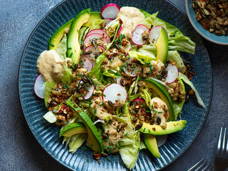 Eisbergsalat mit Auberginenpüree und Brot-Topping
