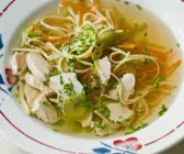 Hühner-Gemüsesuppe mit Nudeln