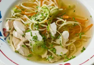 Hühner-Gemüsesuppe mit Nudeln
