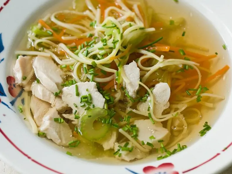 Hühner-Gemüsesuppe mit Nudeln