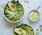 Bowl mit Brokkolireis, Avocado und Edamame