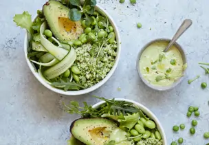 Bowl mit Brokkolireis, Avocado und Edamame
