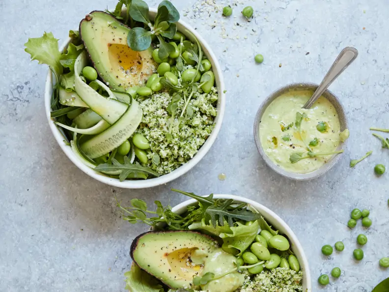 Bowl mit Brokkolireis, Avocado und Edamame