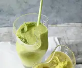 Avocado-Smoothie mit Basilikum