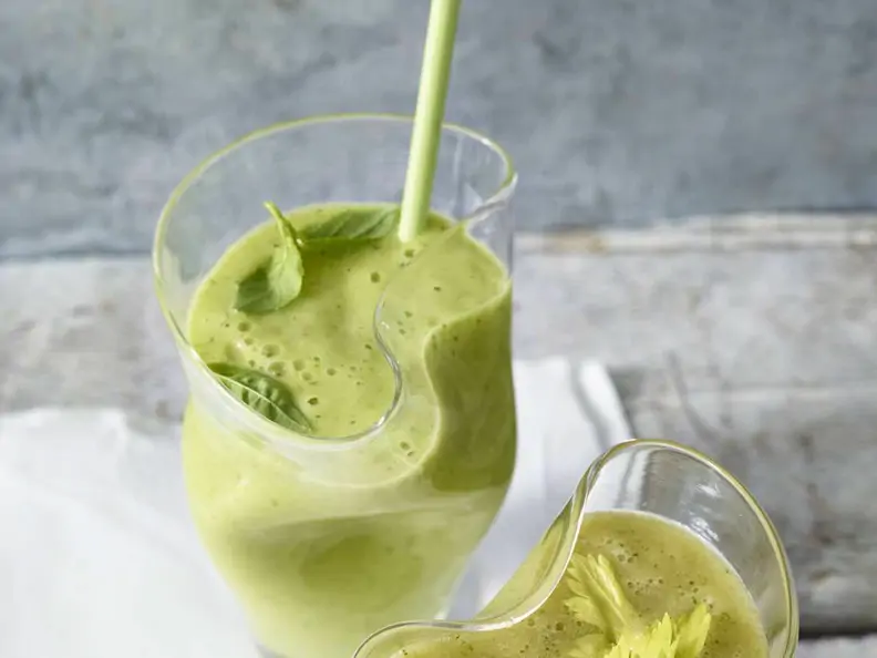 Avocado-Smoothie mit Basilikum