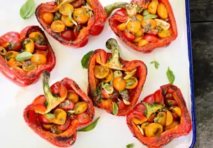 Gegrillte Paprika mit Tomatenfüllung