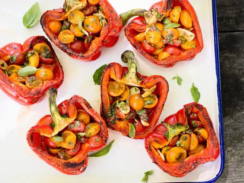 Gegrillte Paprika mit Tomatenfüllung