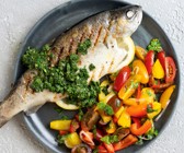 Gegrillte Forelle mit Salat