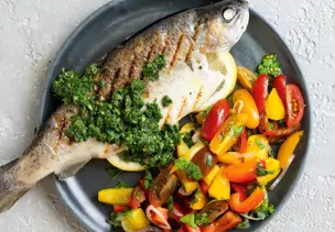 Gegrillte Forelle mit Salat