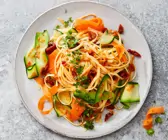 Pasta mit Gemüse-Tomaten-Pesto