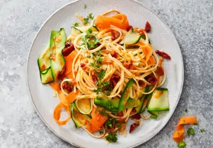 Pasta mit Gemüse-Tomaten-Pesto