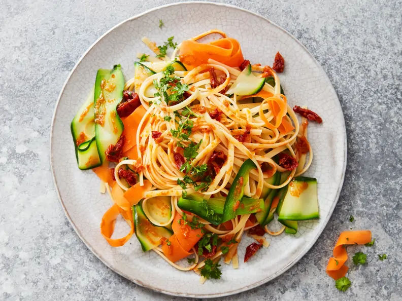 Pasta mit Gemüse-Tomaten-Pesto