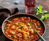 Indische Gemüsesuppe mit roten Linsen