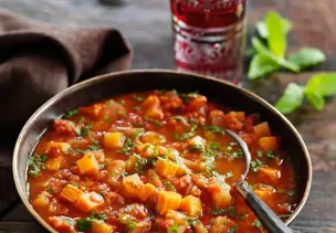 Indische Gemüsesuppe mit roten Linsen