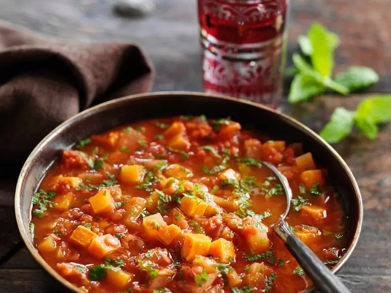 Indische Gemüsesuppe mit roten Linsen