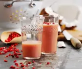 Kokossmoothie mit Erdbeeren