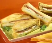 Gebackene Toast-Sandwiches mit Schinken und Mozzarella