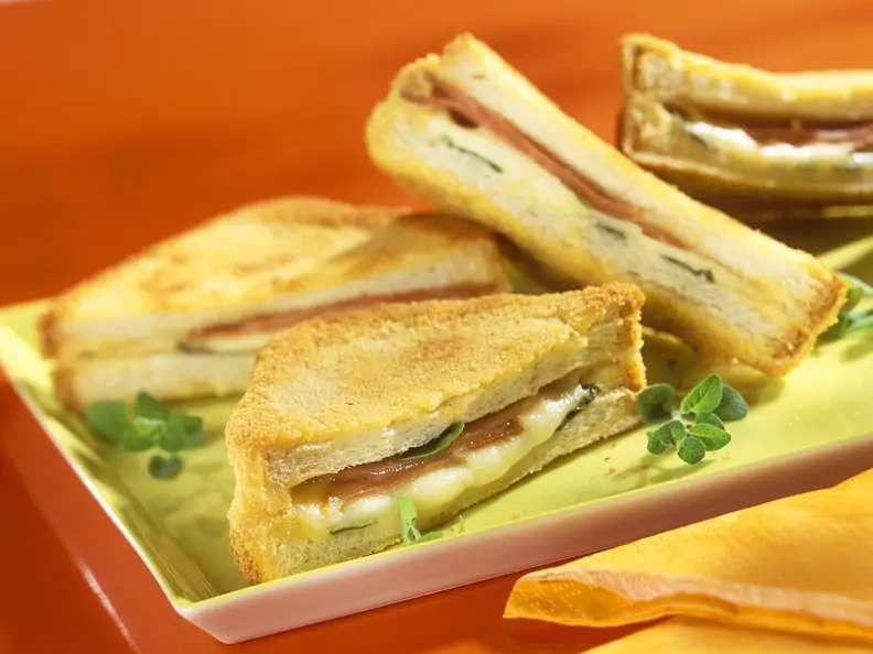 Gebackene Toast-Sandwiches mit Schinken und Mozzarella