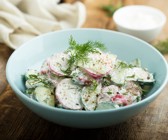 Gurkensalat mit Dill und Radieschen