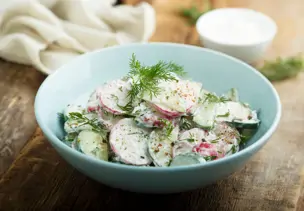 Gurkensalat mit Dill und Radieschen