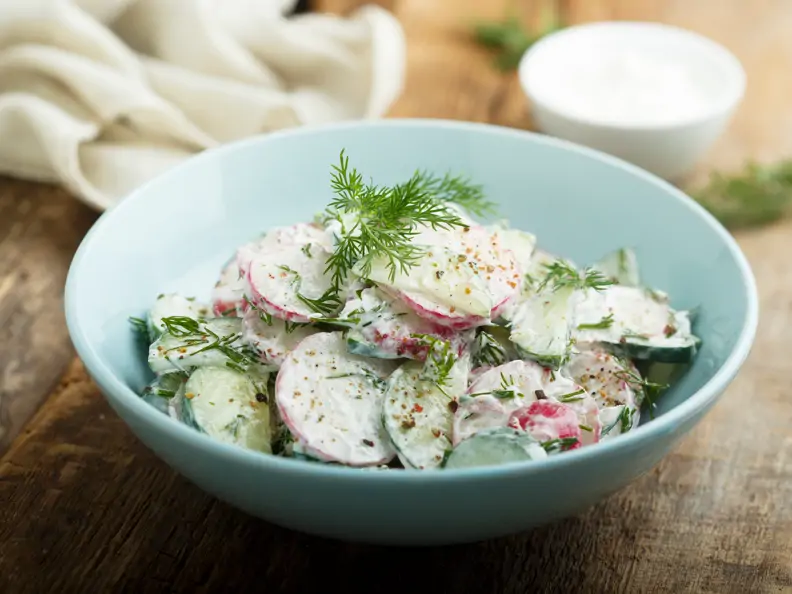 Gurkensalat mit Dill und Radieschen