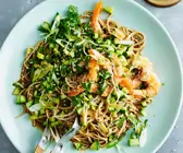 Asia-Nudeln mit Garnelen und Ingwer-Dressing