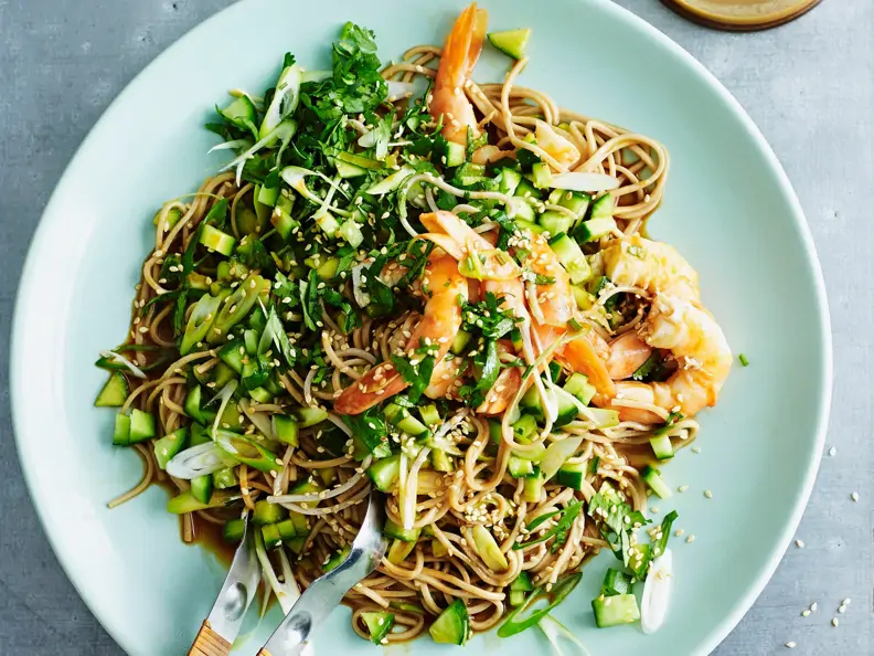 Asia-Nudeln mit Garnelen und Ingwer-Dressing