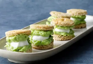 Grüne Miniburger mit Avocado und Mozzarella