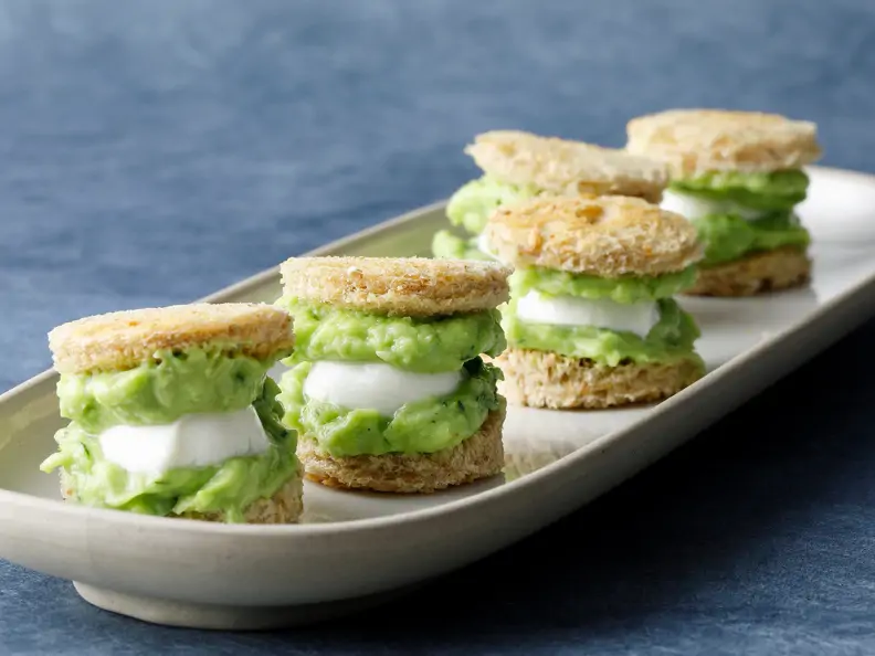 Grüne Miniburger mit Avocado und Mozzarella