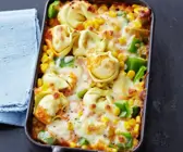 Tortellini-Auflauf mit Mais und Paprika