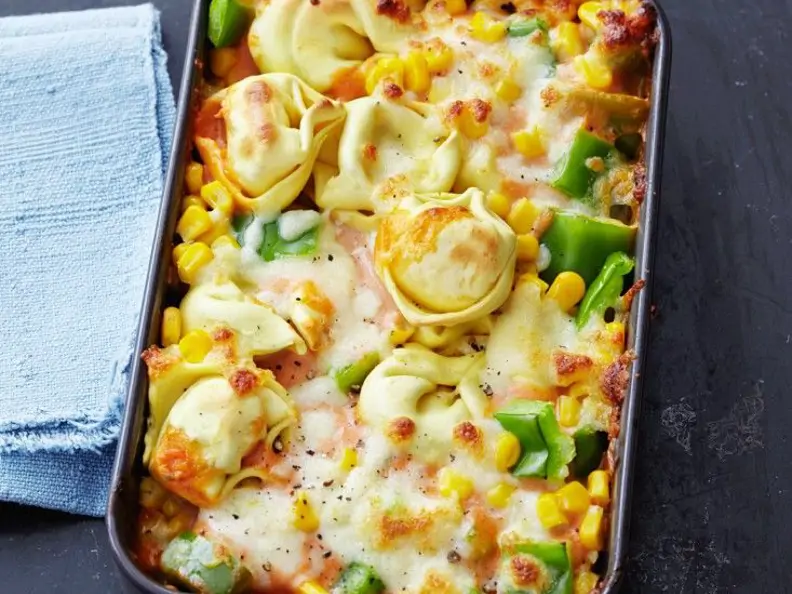 Tortellini-Auflauf mit Mais und Paprika
