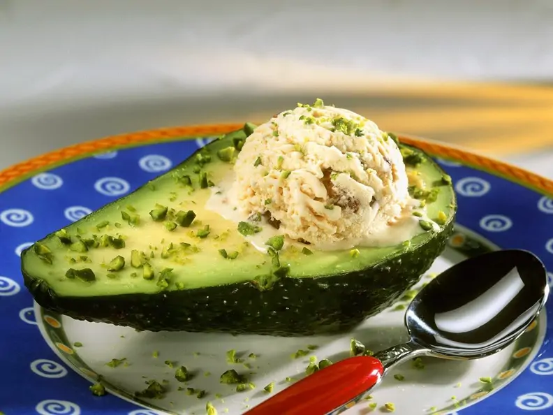 Nusseis mit Avocado