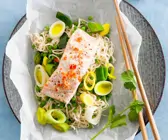 Lachs auf Asia-Nudeln