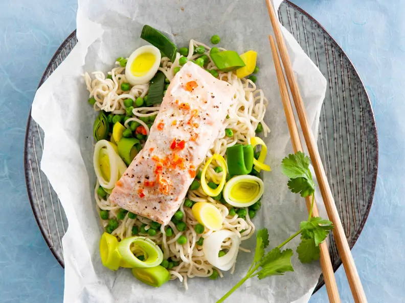Lachs auf Asia-Nudeln