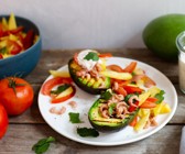 Gegrillte Avocado mit Mango-Tomatensalat und Krabben