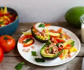 Gegrillte Avocado mit Mango-Tomatensalat und Krabben