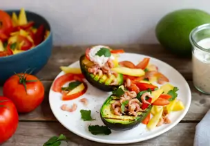 Gegrillte Avocado mit Mango-Tomatensalat und Krabben