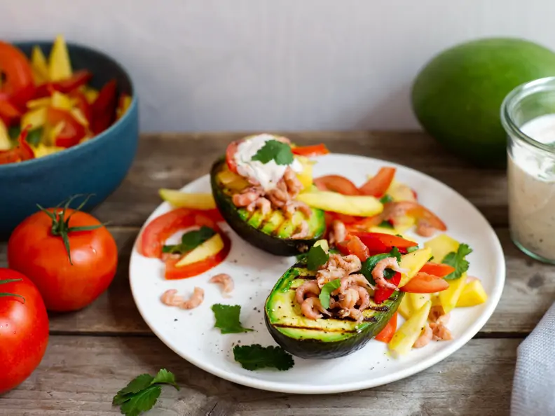 Gegrillte Avocado mit Mango-Tomatensalat und Krabben