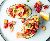 Gefüllte Avocado mit Erdbeer-Salsa
