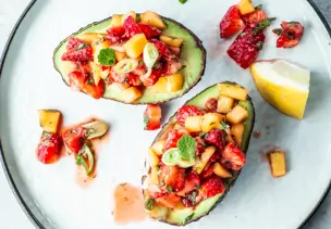 Gefüllte Avocado mit Erdbeer-Salsa