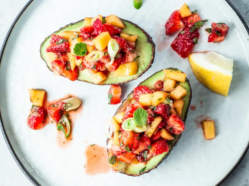 Gefüllte Avocado mit Erdbeer-Salsa