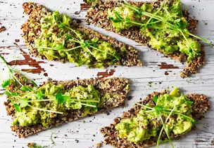 Saaten-Cracker mit Avocado