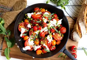 Honig-Ofentomaten mit Burrata und Pistazien
