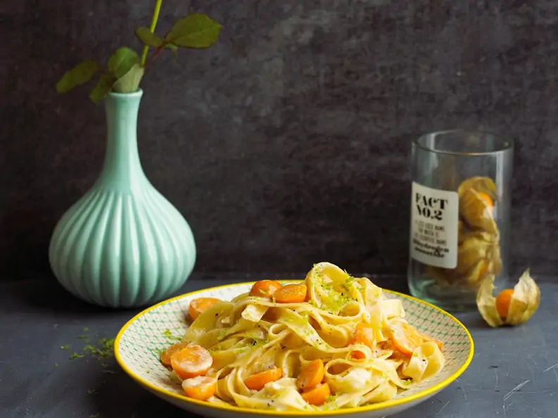 Exotische Pasta mit Limette-Physalis-Soße