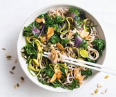 Soba-Nudel-Salat mit Grünkohl