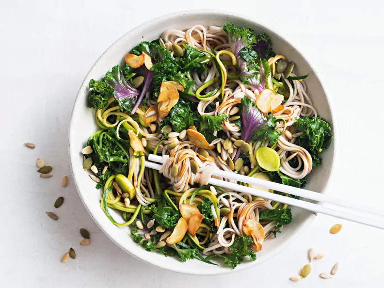 Soba-Nudel-Salat mit Grünkohl
