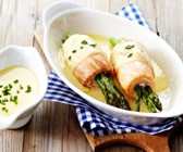 Lachsröllchen mit grünem Spargel und Le Gruyère AOP Sauce