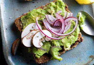 Vollkornbrot mit Avocado-Pilz-Tatar