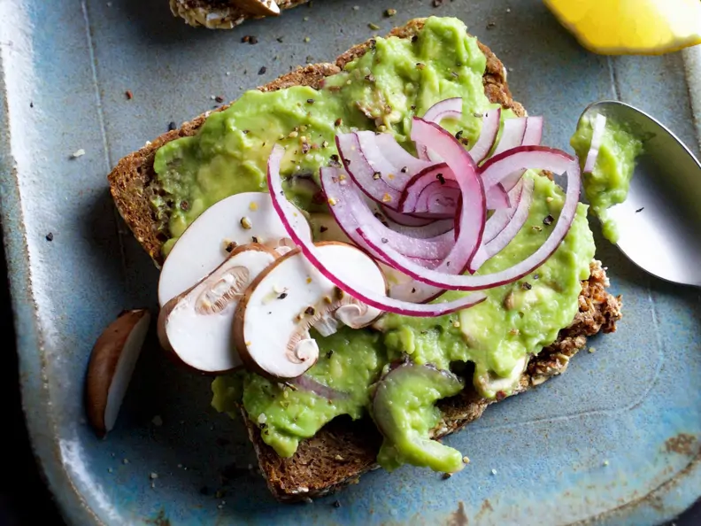 Vollkornbrot mit Avocado-Pilz-Tatar