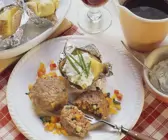 Frikadellen mit Gemüse und Ofenkartoffeln